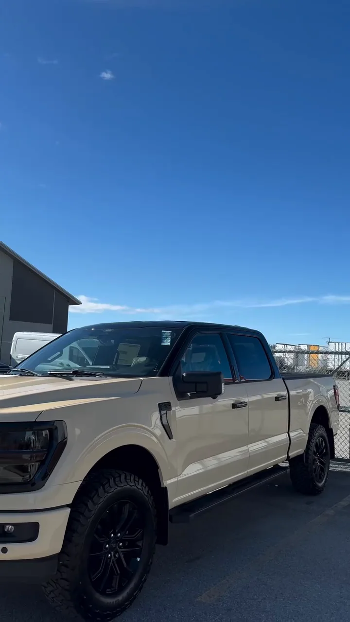 Ford F-150 2026 avec wrap complet KPMF Desert Storm, vue trois quarts