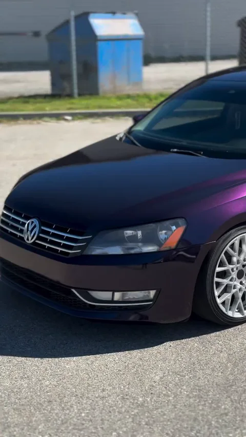 Volkswagen Passat avec wrap complet KPMF aux reflets violets