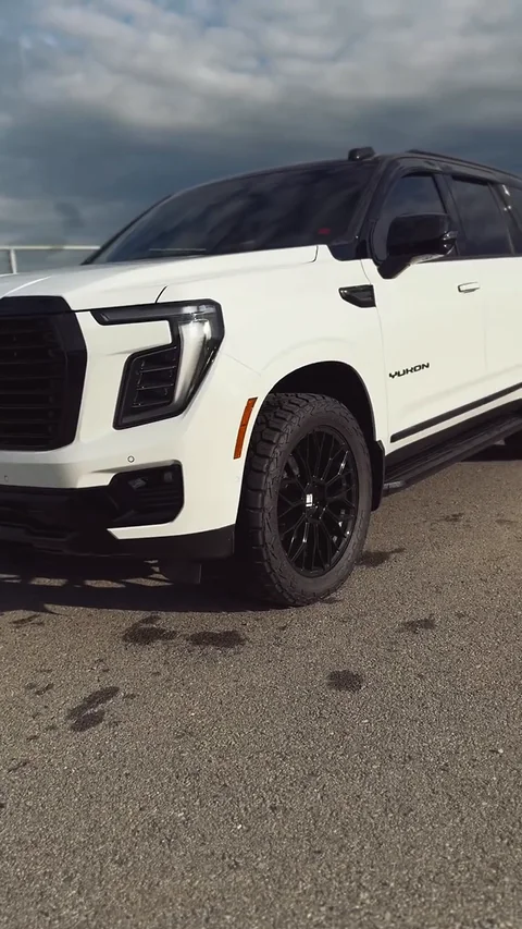 Avant d'un GMC Yukon : calandre et contours passés au noir